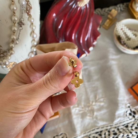 Authentic Louis Vuitton Blooming Earrings - Picture 5 of 12